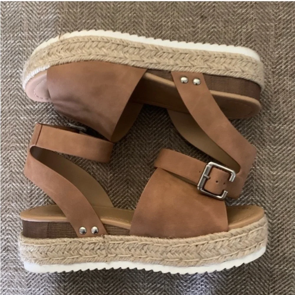 Excellent Preowned Condition Soda Platform strap Wedges very Cute Size 7.5.